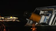 A ben debita distanza dalla tragedia, passa la Costa Serena, gemella della Concordia, ora prostrata, umiliata. Passa lontana, diligentemente lontana, a distanza di sicurezza dalla realtà. Ma passa, perché il business non si può fermare, e il sogno dei crocieristi neanche.