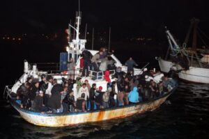 barca profughi notte