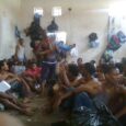 Un giovane profugo eritreo è stato trovato morto in una palazzina del centro richiedenti asilo di Mineo, nel Catanese. Si è ucciso: penzolava da un laccio stretto attorno al collo, una corda di fortuna, ricavata da una striscia di stoffa strappata a […]